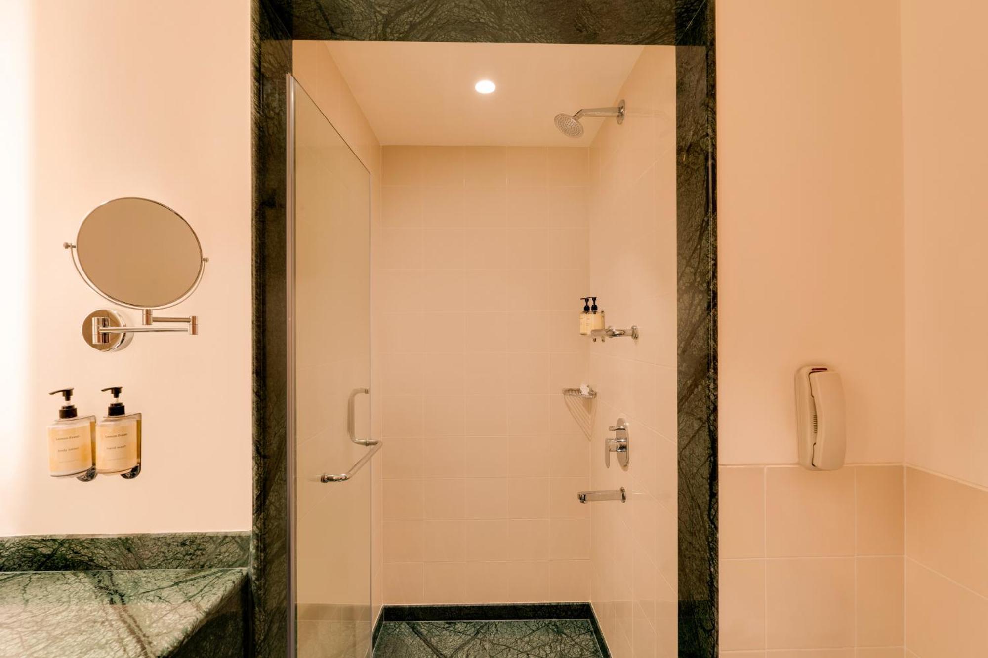Lemon Tree Hotel, Gachibowli, Hotel Hyderabad